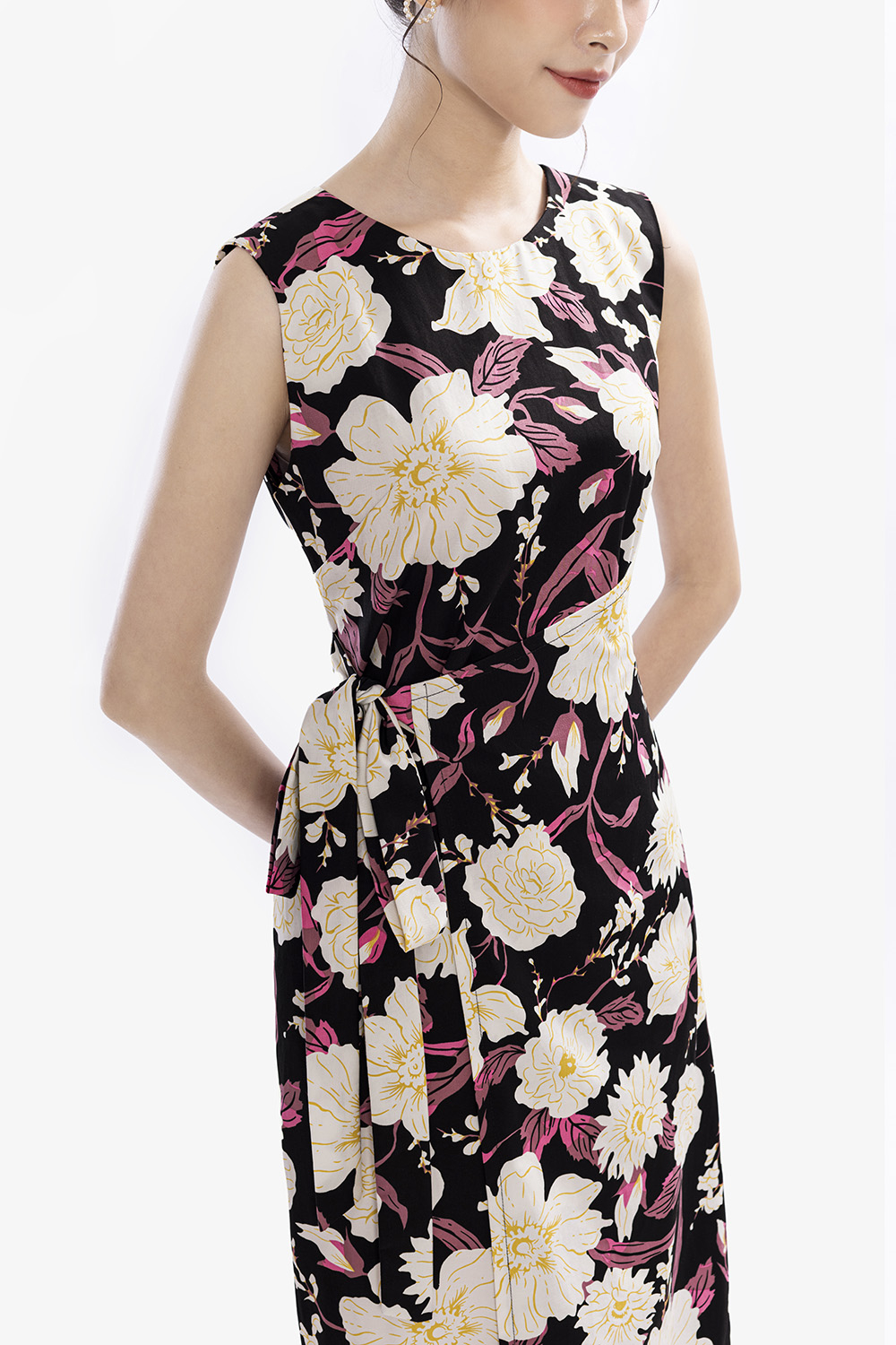 Đầm công sở đen họa tiết hoa tùng đắp chéo