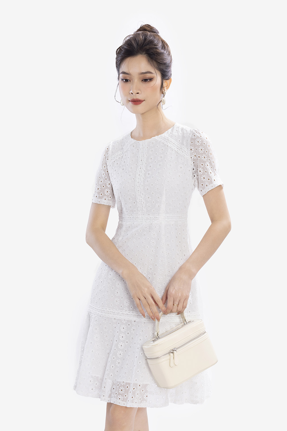 Đầm chữ a màu trắng dáng đuôi cá cổ tròn