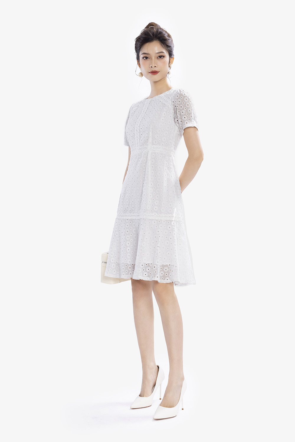 Đầm chữ a màu trắng dáng đuôi cá cổ tròn