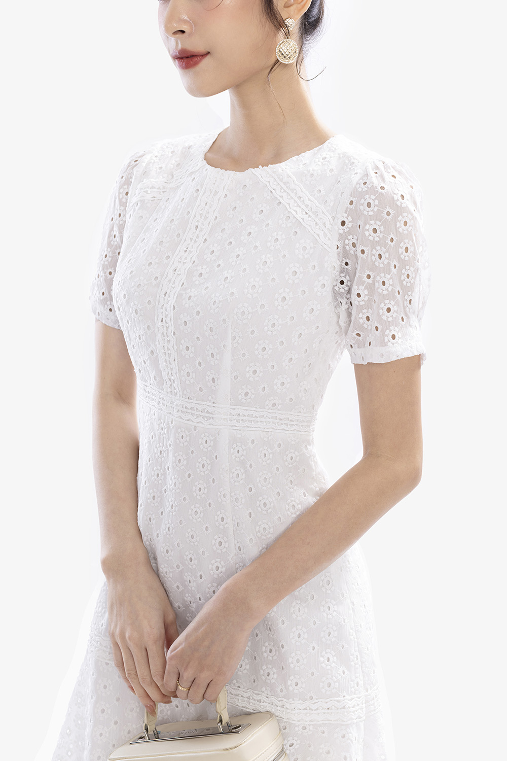 Đầm chữ a màu trắng dáng đuôi cá cổ tròn