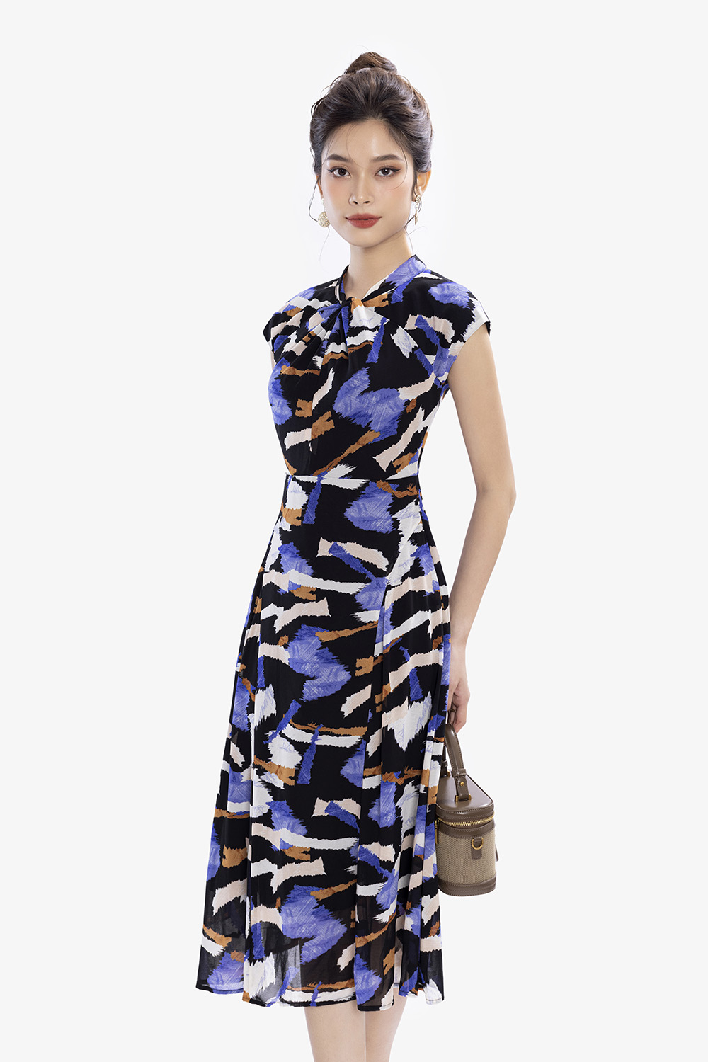 Đầm xòe công sở nền đen họa tiết nhiều màu cổ xoắn