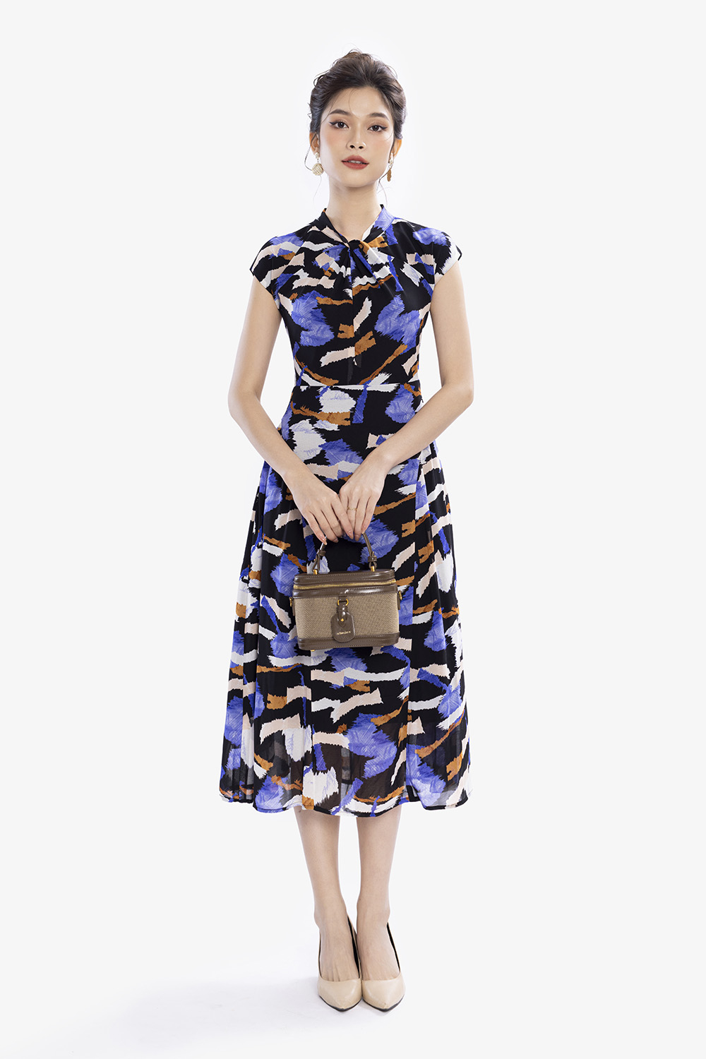 Đầm xòe công sở nền đen họa tiết nhiều màu cổ xoắn