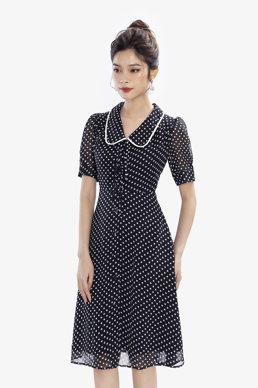 Đầm đen chấm bi dáng chữ A cổ sen cột nơ