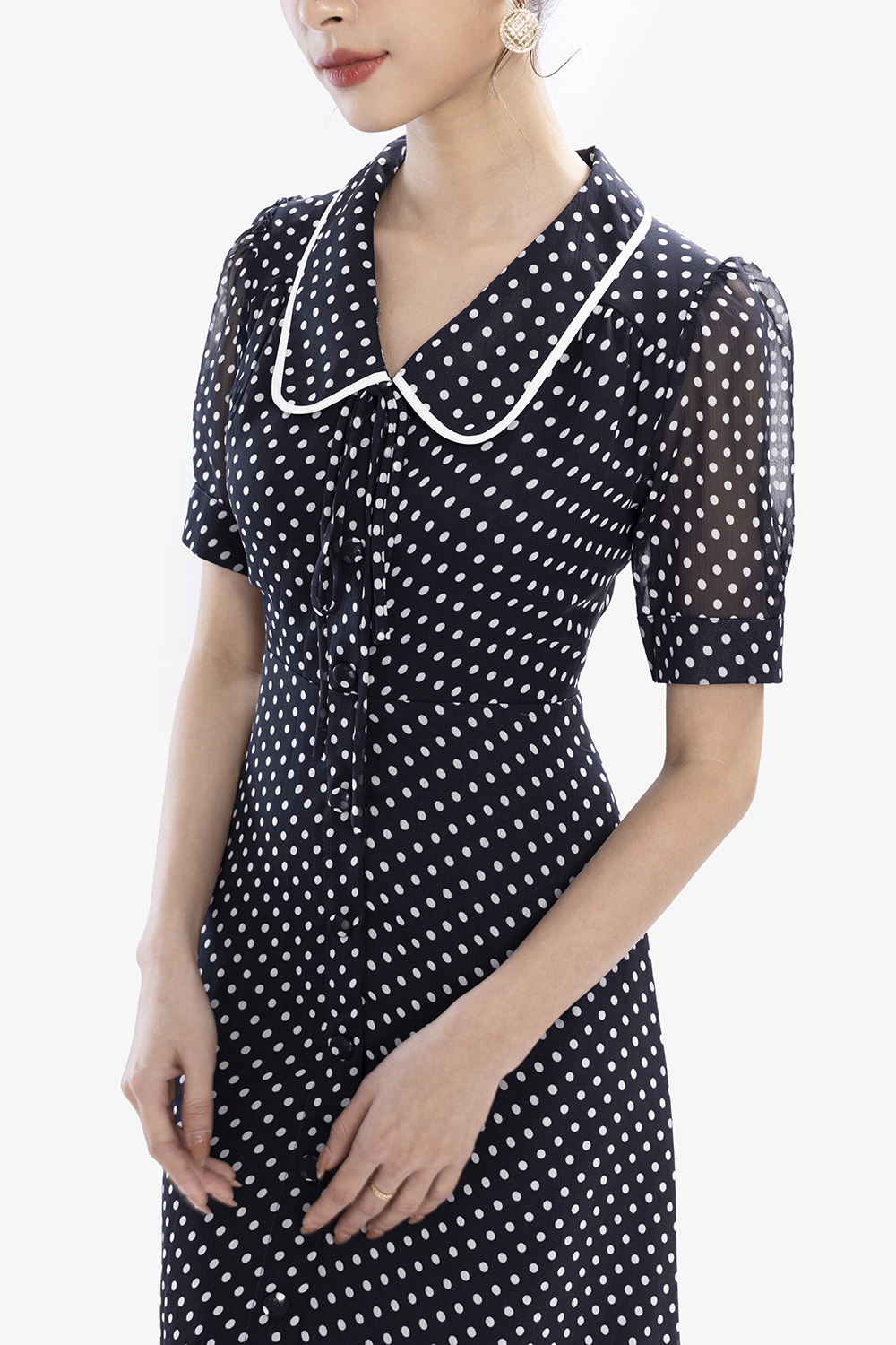 Đầm đen chấm bi dáng chữ A cổ sen cột nơ