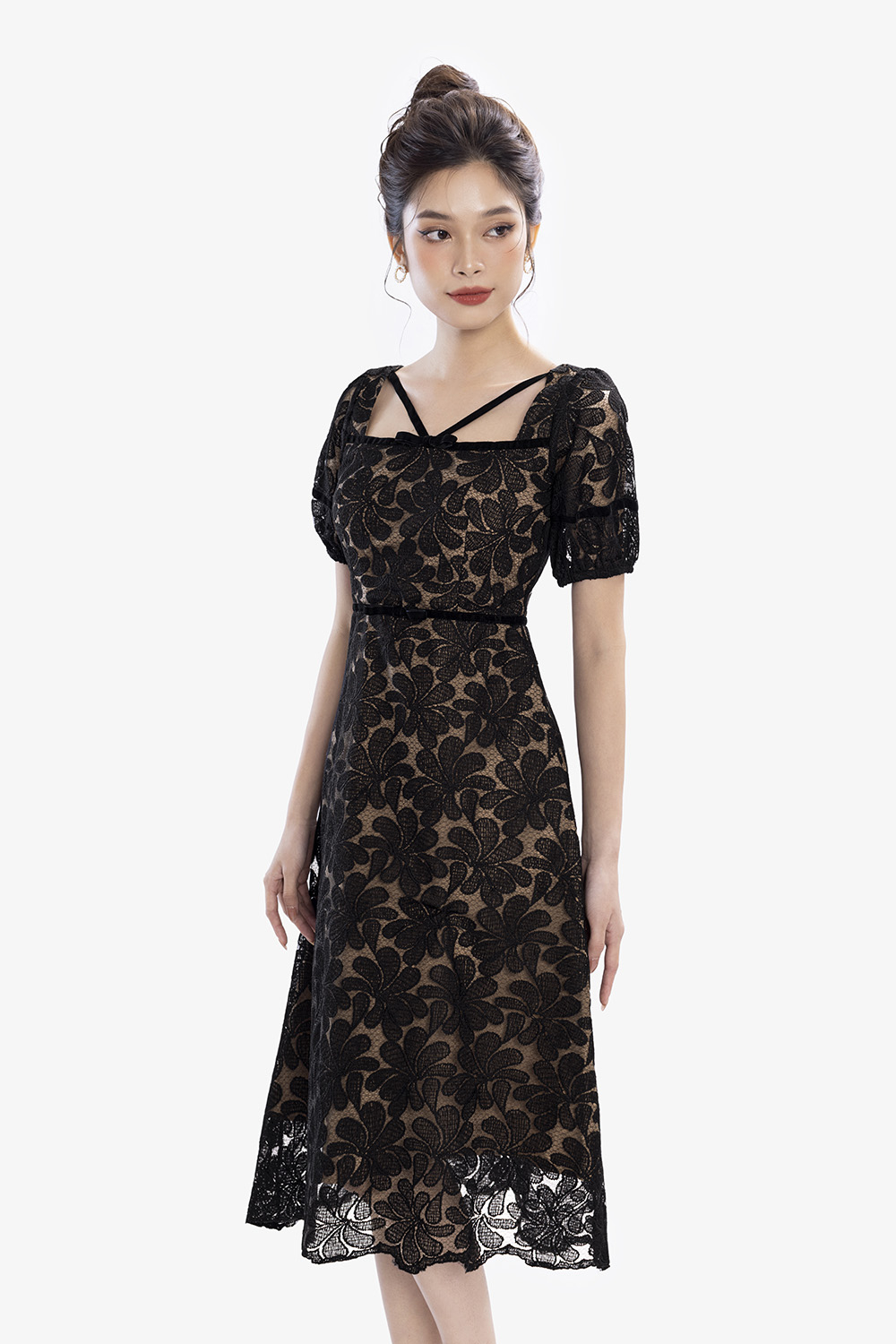 Đầm ren đen dự tiệc dáng xòe