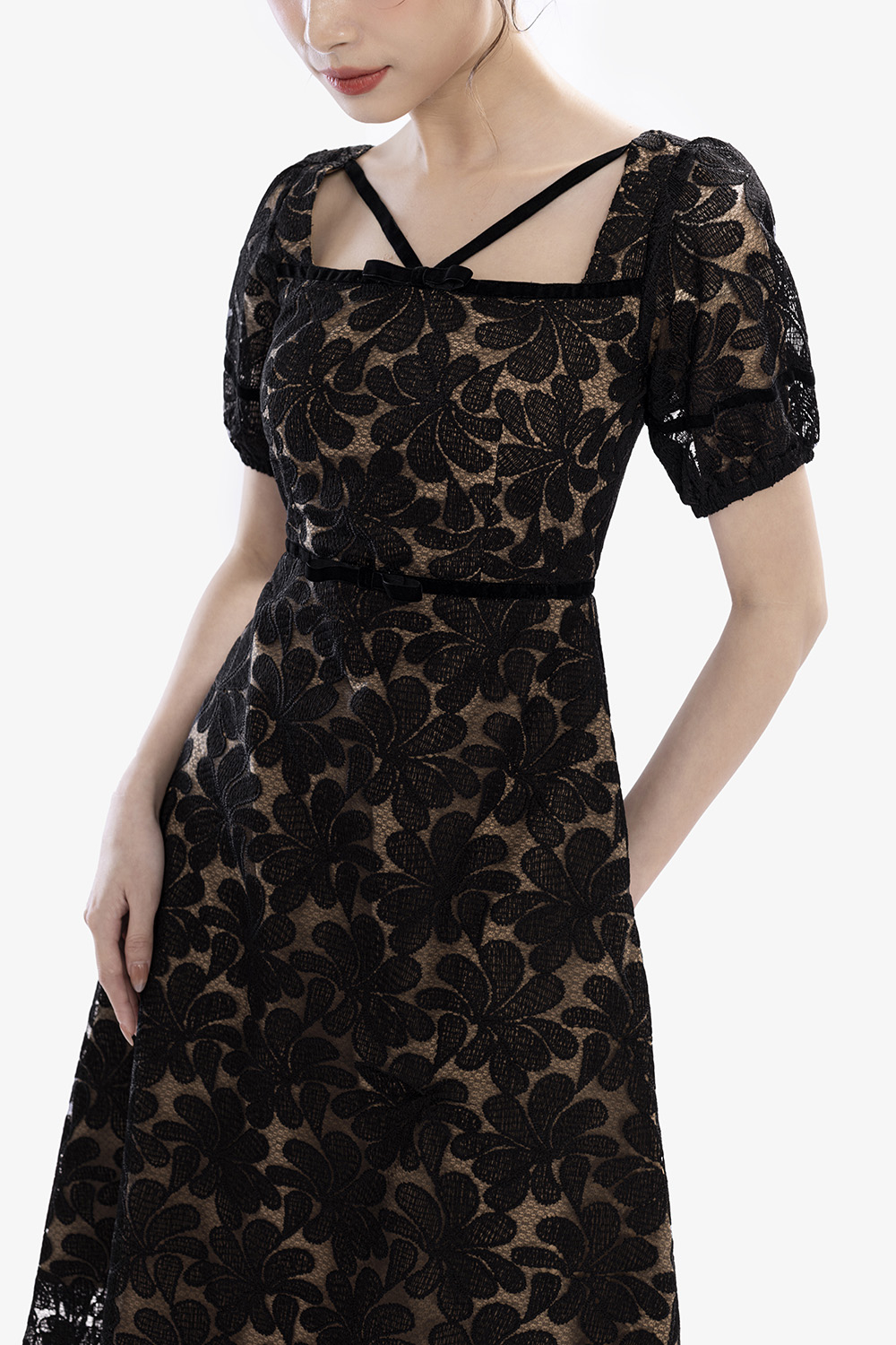 Đầm ren đen dự tiệc dáng xòe