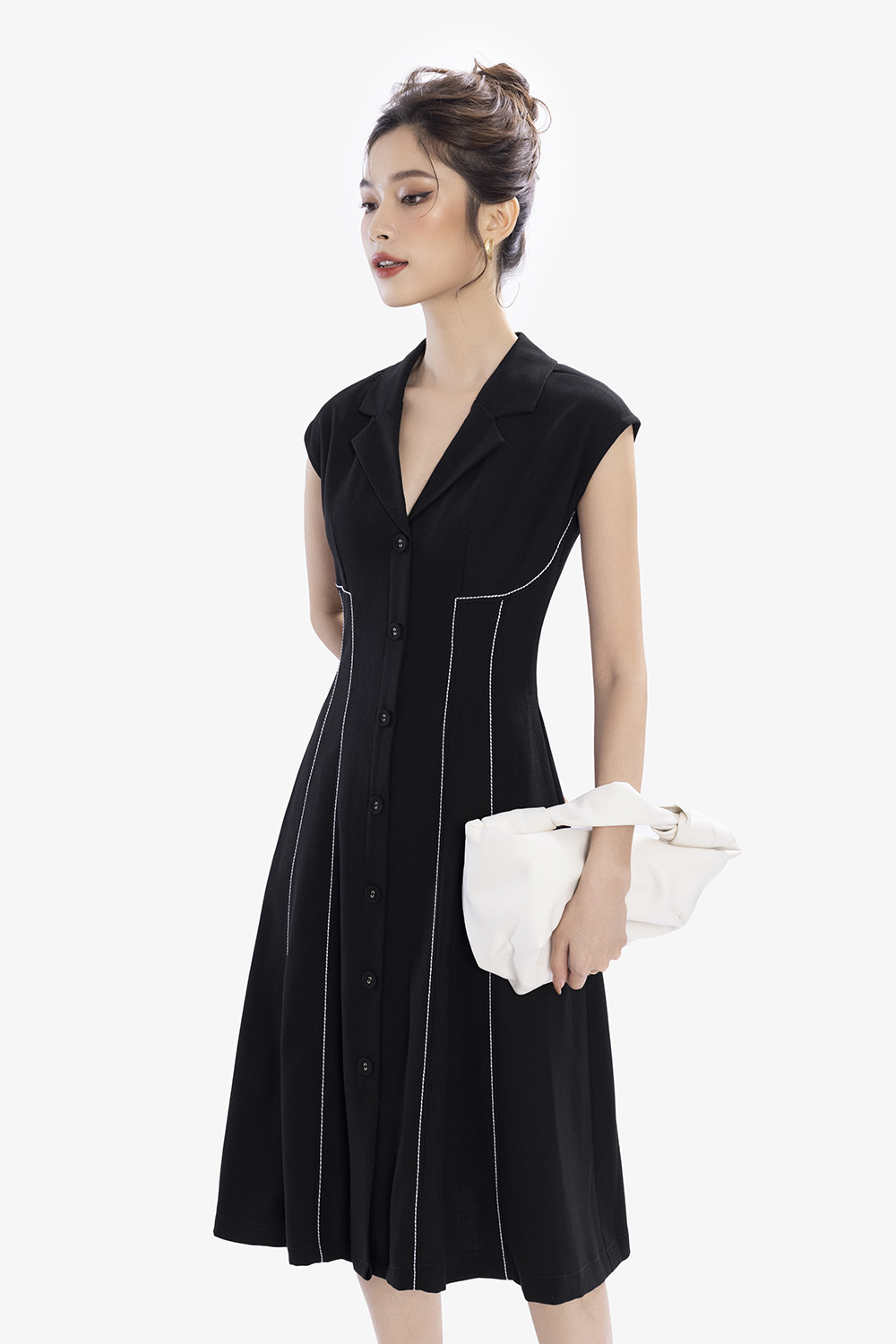 Đầm đen cổ vest tay chờm dáng chữ A