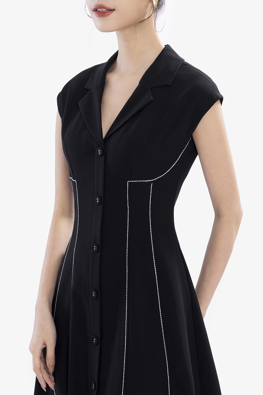 Đầm đen cổ vest tay chờm dáng chữ A