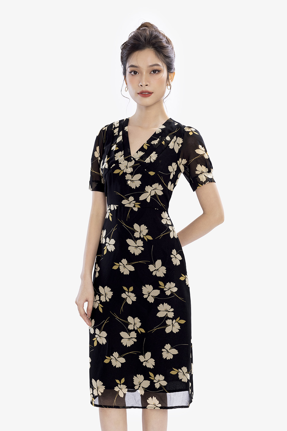 Đầm đen hoạ tiết hoa cổ tim xếp ly