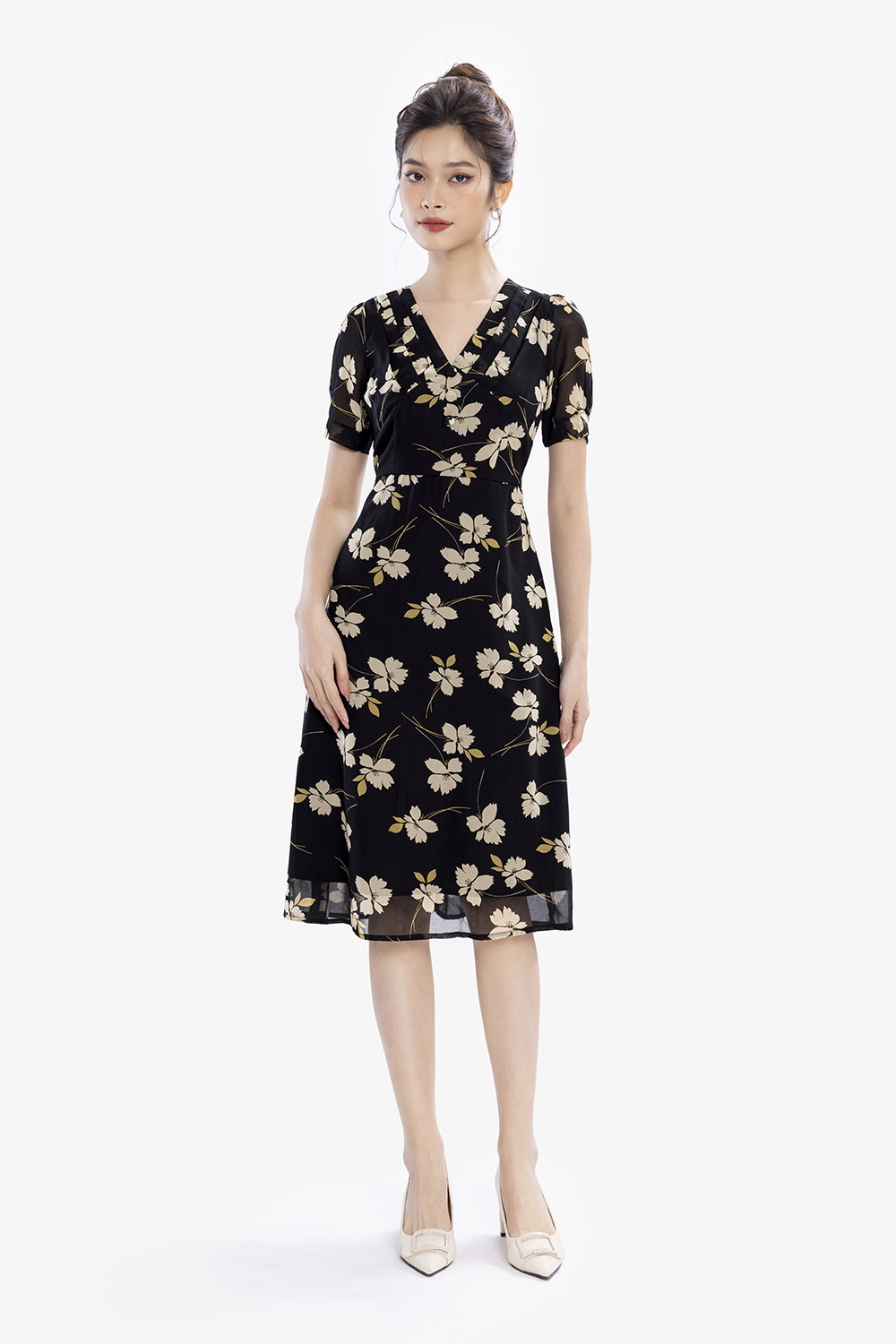Đầm đen hoạ tiết hoa cổ tim xếp ly