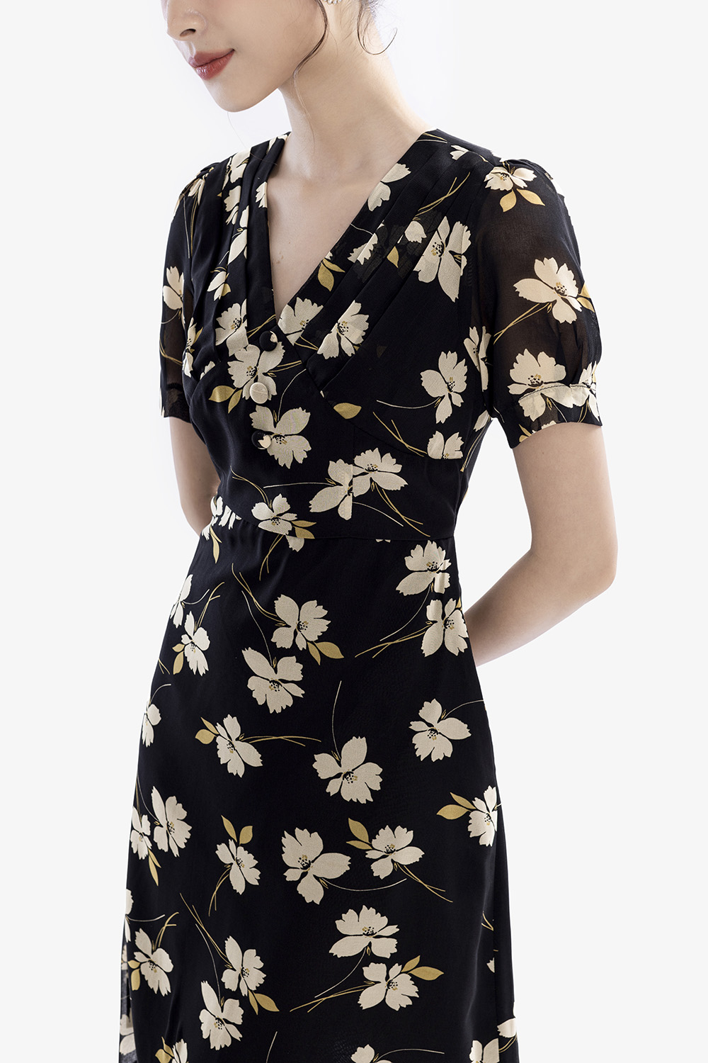 Đầm đen hoạ tiết hoa cổ tim xếp ly