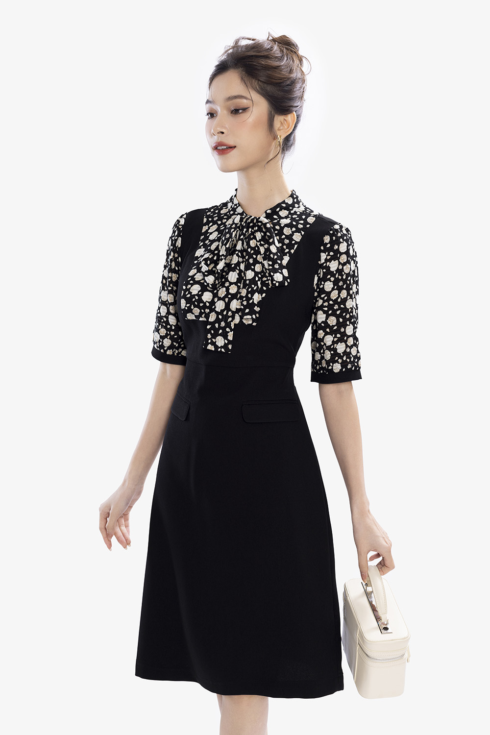 Đầm đen công sở dáng chữ a phối họa tiết