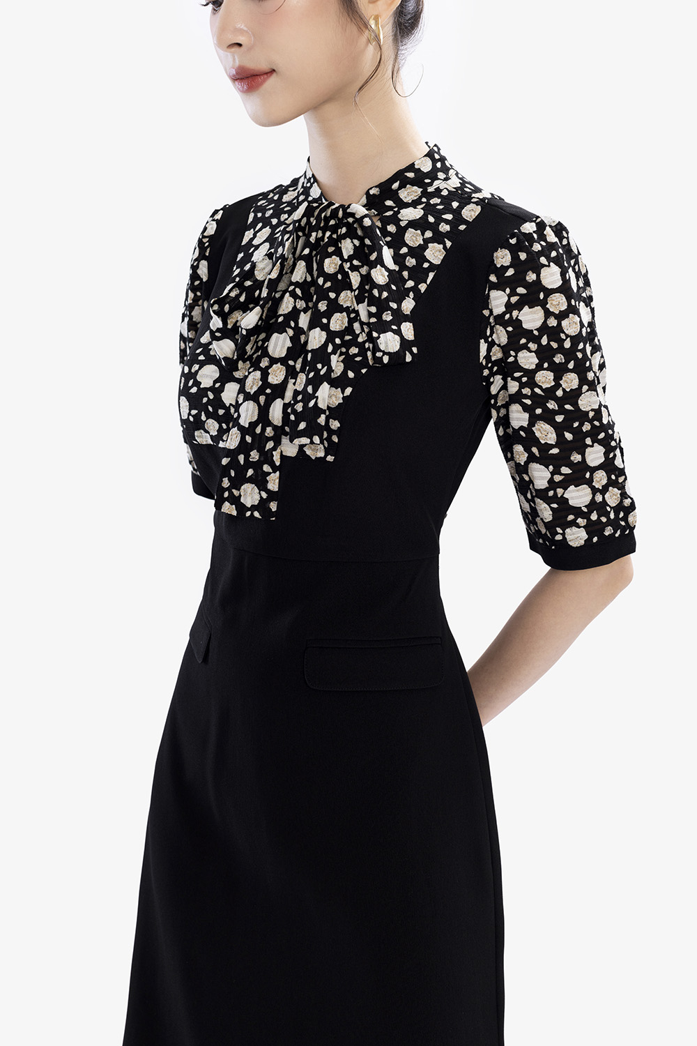 Đầm đen công sở dáng chữ a phối họa tiết