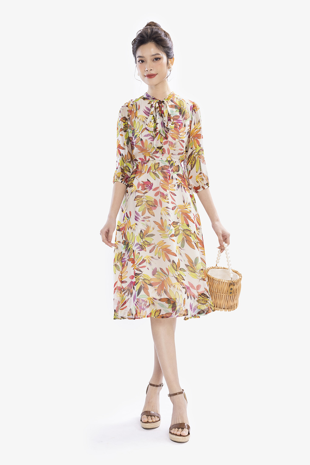 Đầm xòe chữ a màu kem họa tiết lá to