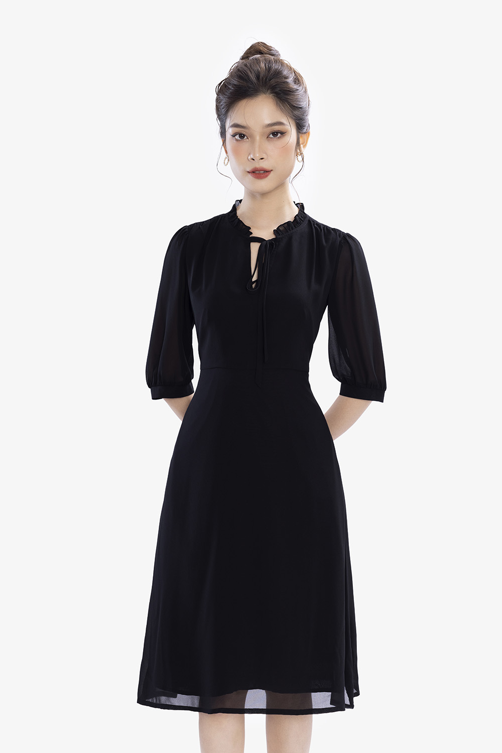 Đầm đen công sở dáng xòe tay lỡ cổ phối nơ