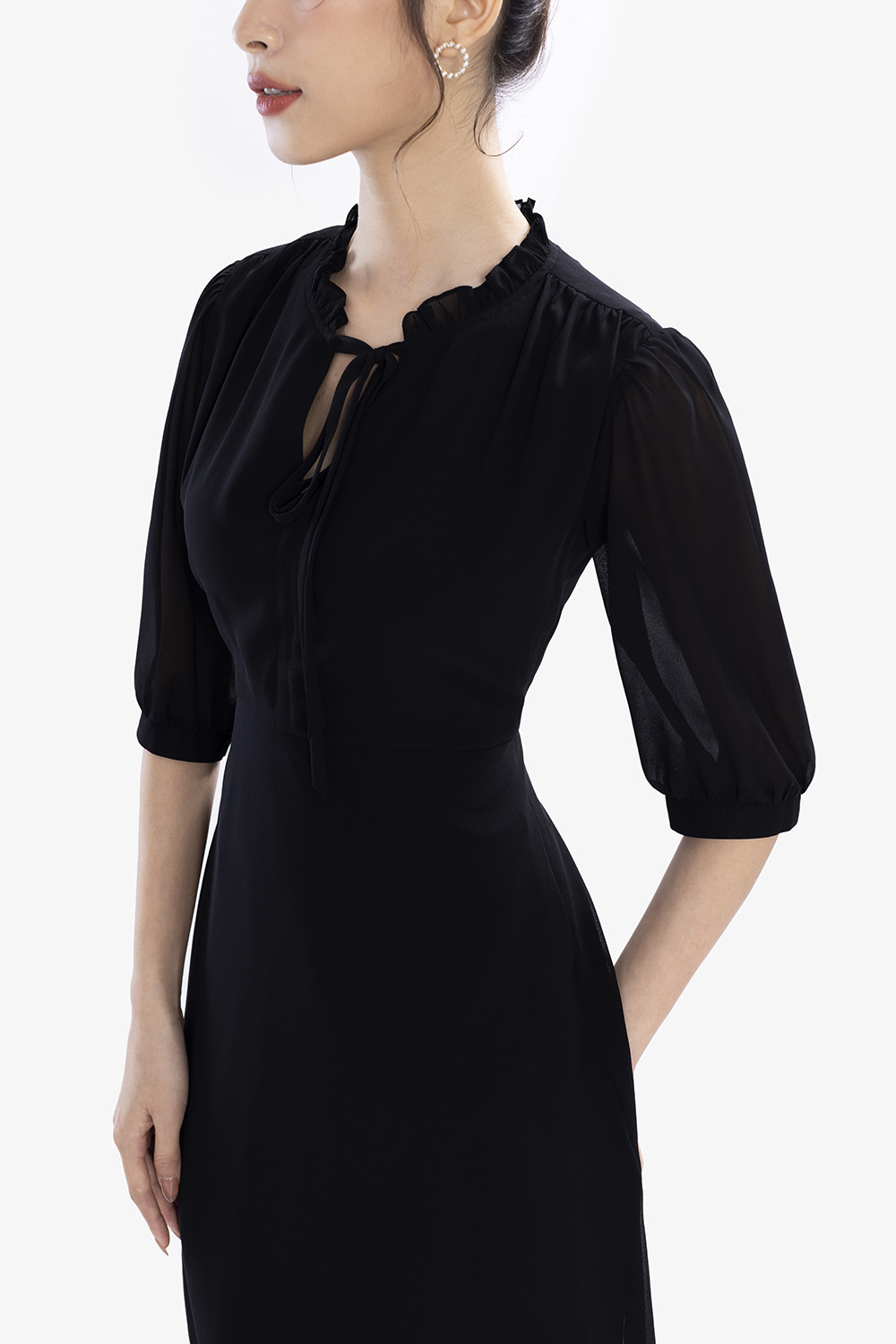 Đầm đen công sở dáng xòe tay lỡ cổ phối nơ