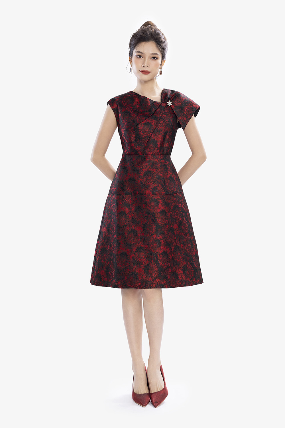Đầm đỏ dáng xòe chữ A phối hoa nổi HL26-15 | Thời trang công sở K&K Fashion
