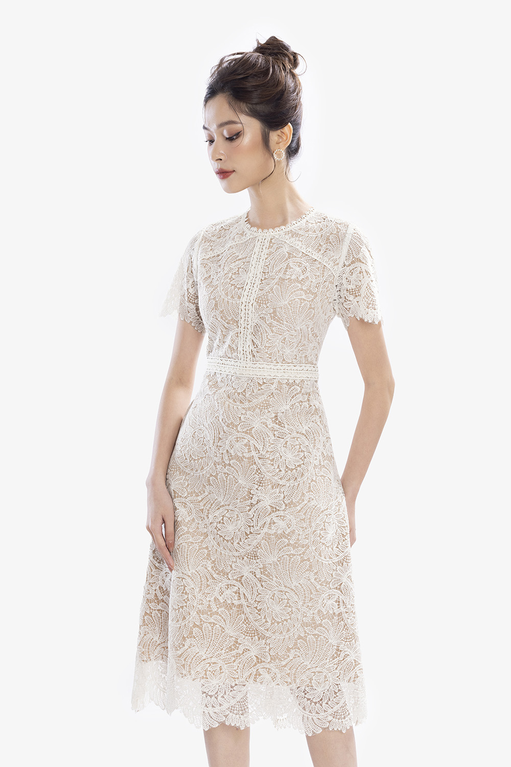 Đầm ren trắng xòe ngắn tay - Bán sỉ thời trang mỹ phẩm
