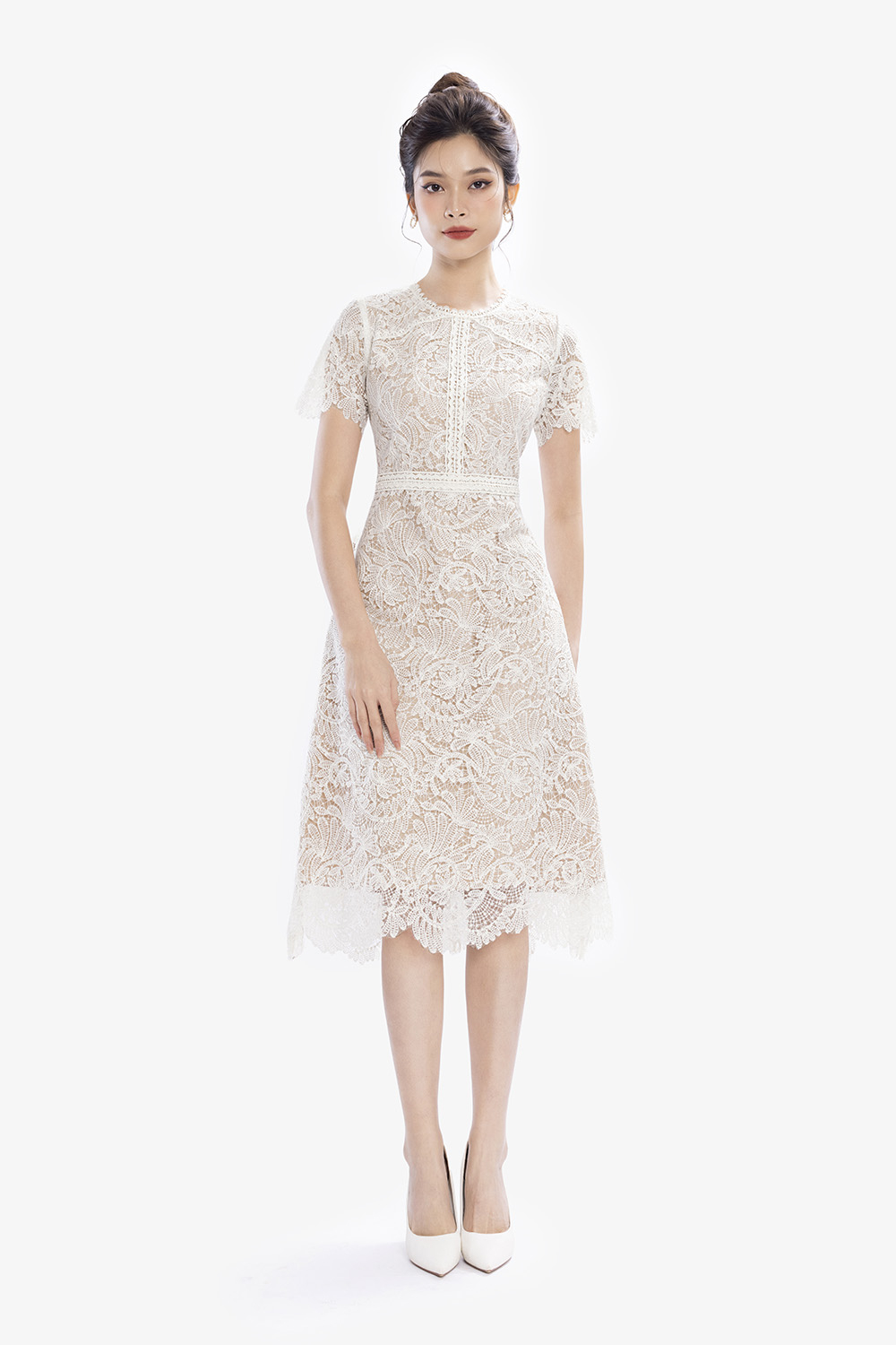 Đầm ren trắng dự tiệc phối đăng ten dáng chữ A