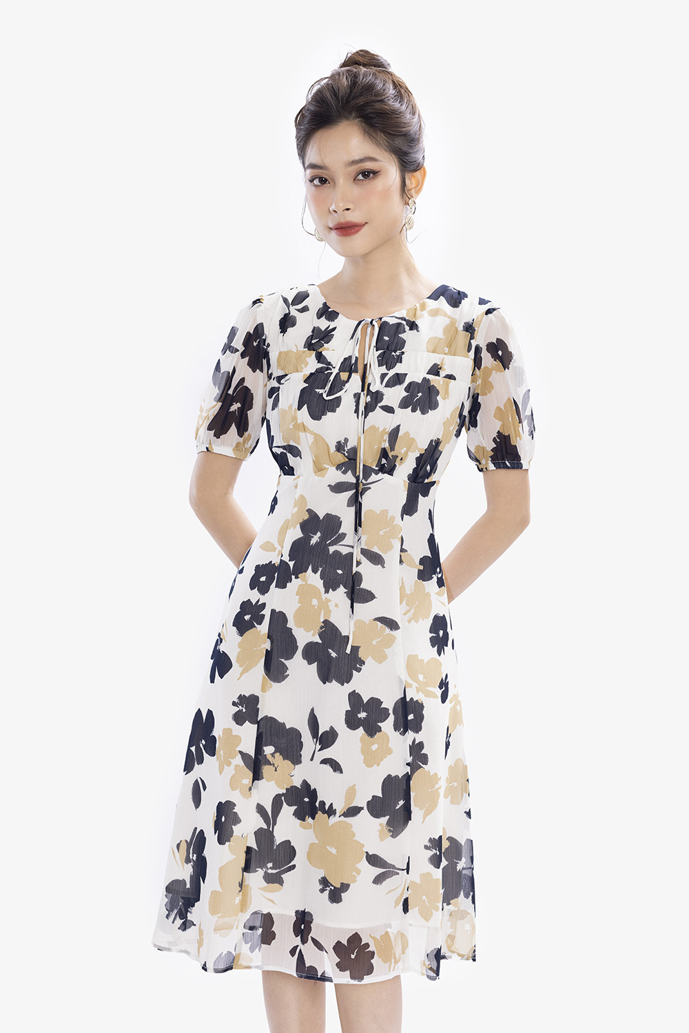 Đầm trắng họa tiết dáng xòe a cổ thắt nơ