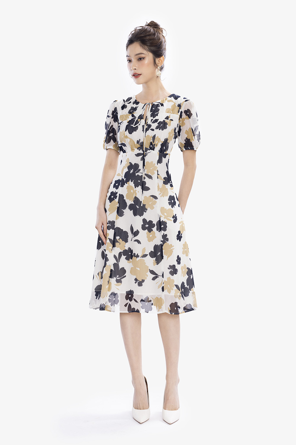 Đầm trắng họa tiết dáng xòe a cổ thắt nơ