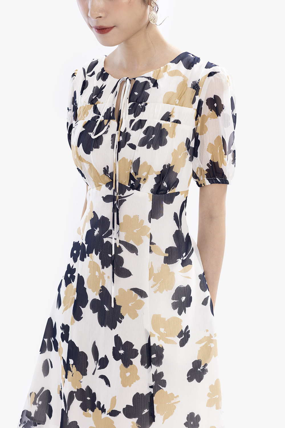 Đầm trắng họa tiết dáng xòe a cổ thắt nơ