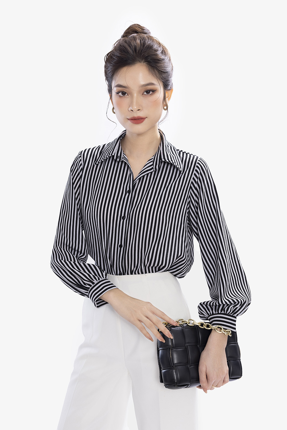 Áo sơ mi nữ tay dài hoạ tiết sọc trắng đen