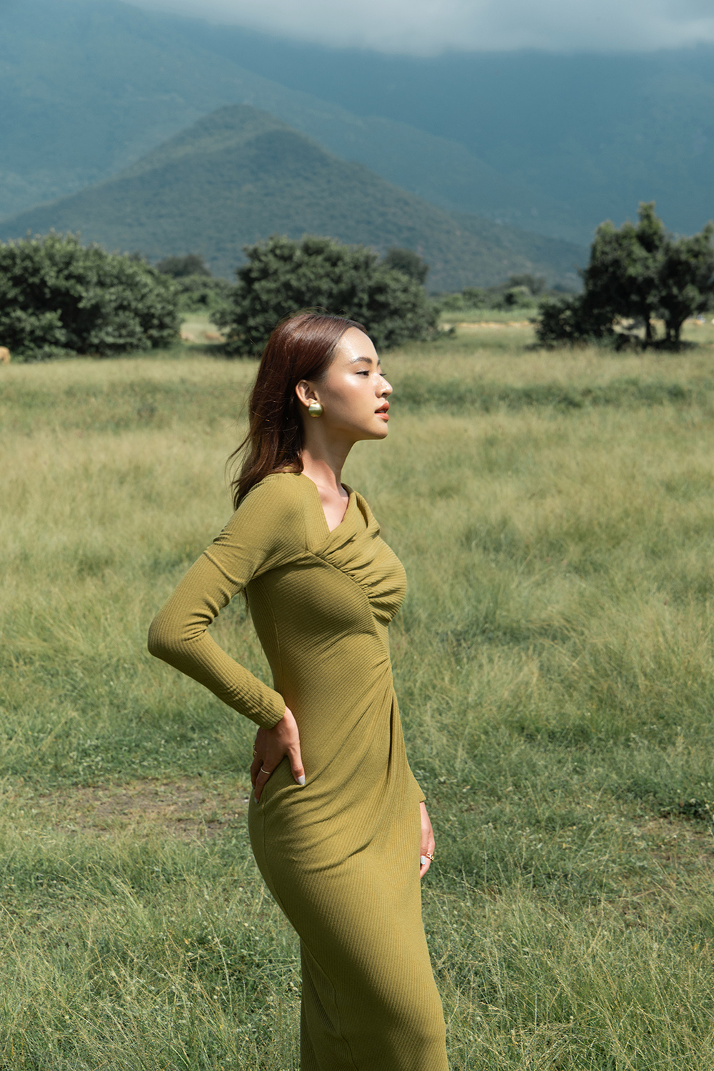 Đầm thun ôm body tay dài cổ cách điệu