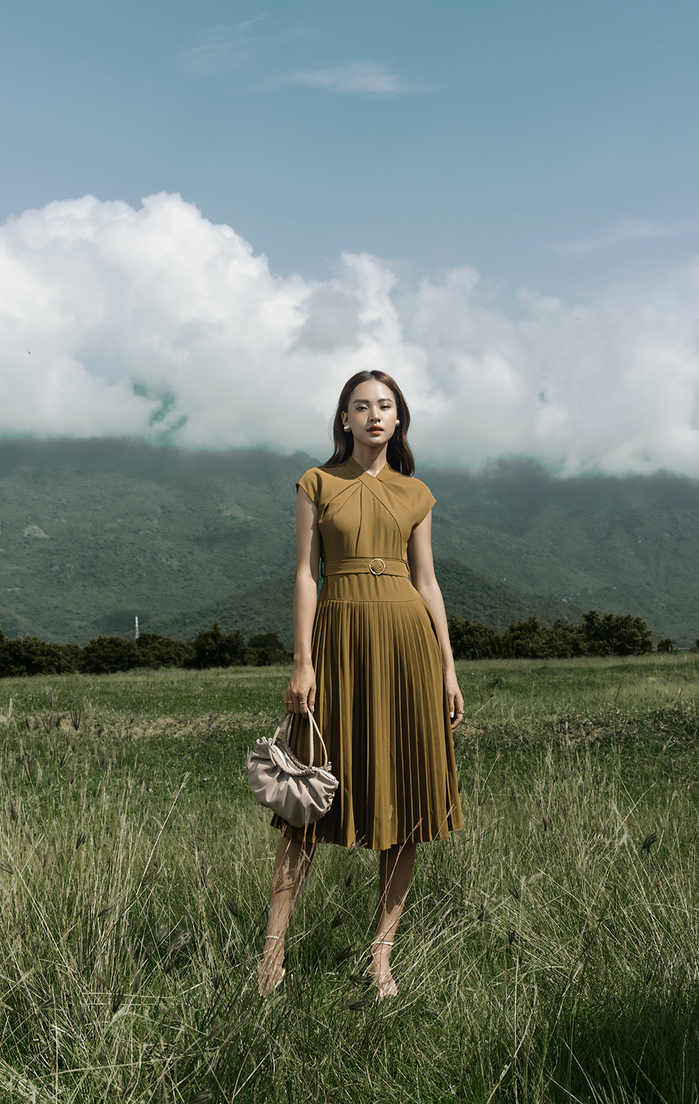 Đầm xòe xếp ly tay hến cổ xoắn