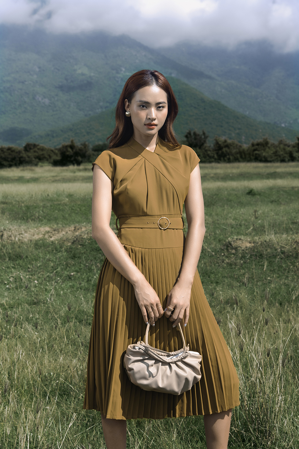 Đầm xòe xếp ly tay hến cổ xoắn