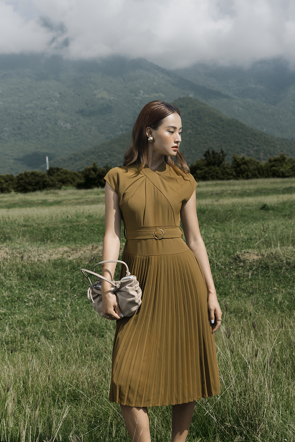 Đầm xòe xếp ly tay hến cổ xoắn