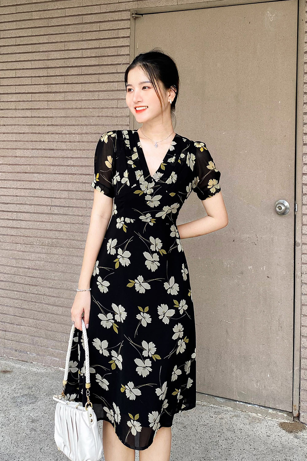 Đầm đen hoạ tiết hoa cổ tim xếp ly