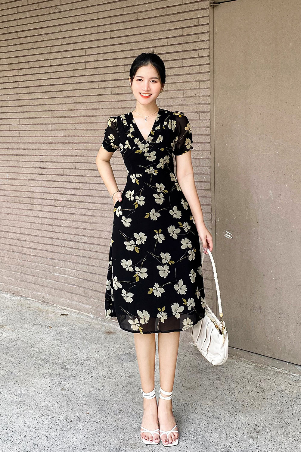 Đầm đen hoạ tiết hoa cổ tim xếp ly