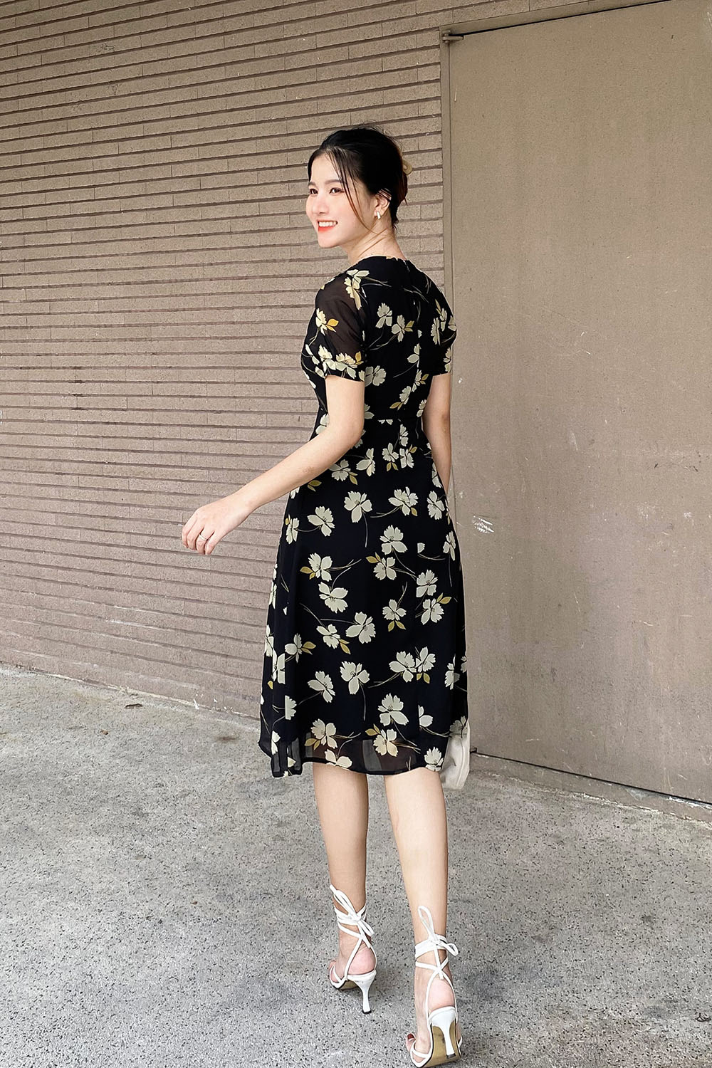 Đầm đen hoạ tiết hoa cổ tim xếp ly