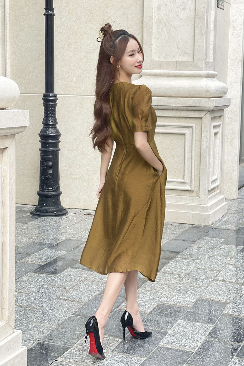 Đầm xòe tay ngắn màu vàng ngực xếp ly