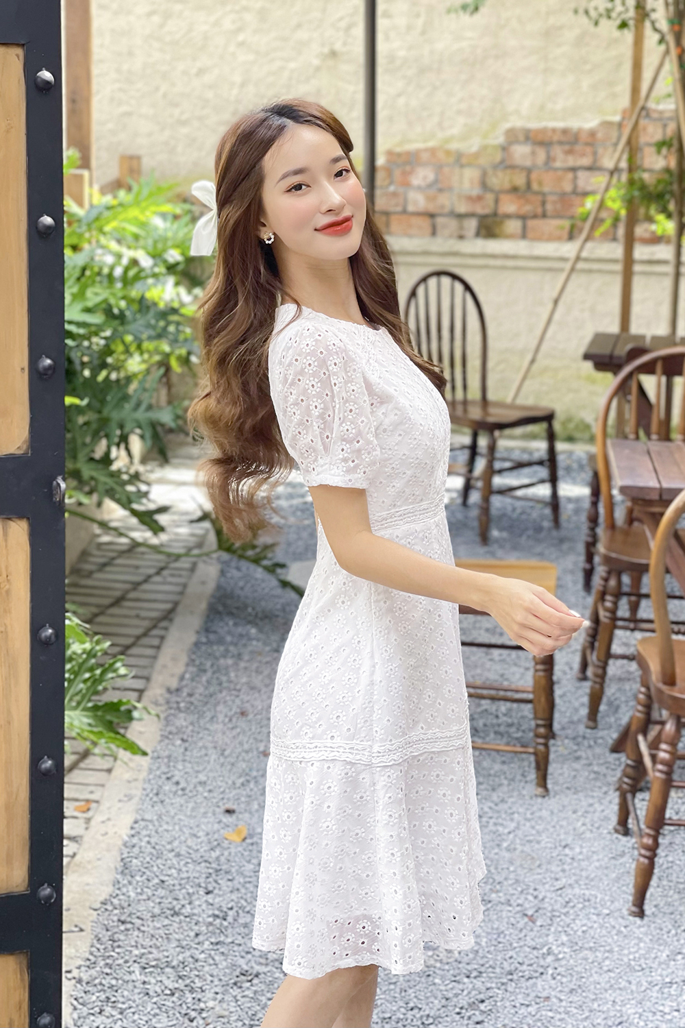 Đầm chữ a màu trắng dáng đuôi cá cổ tròn