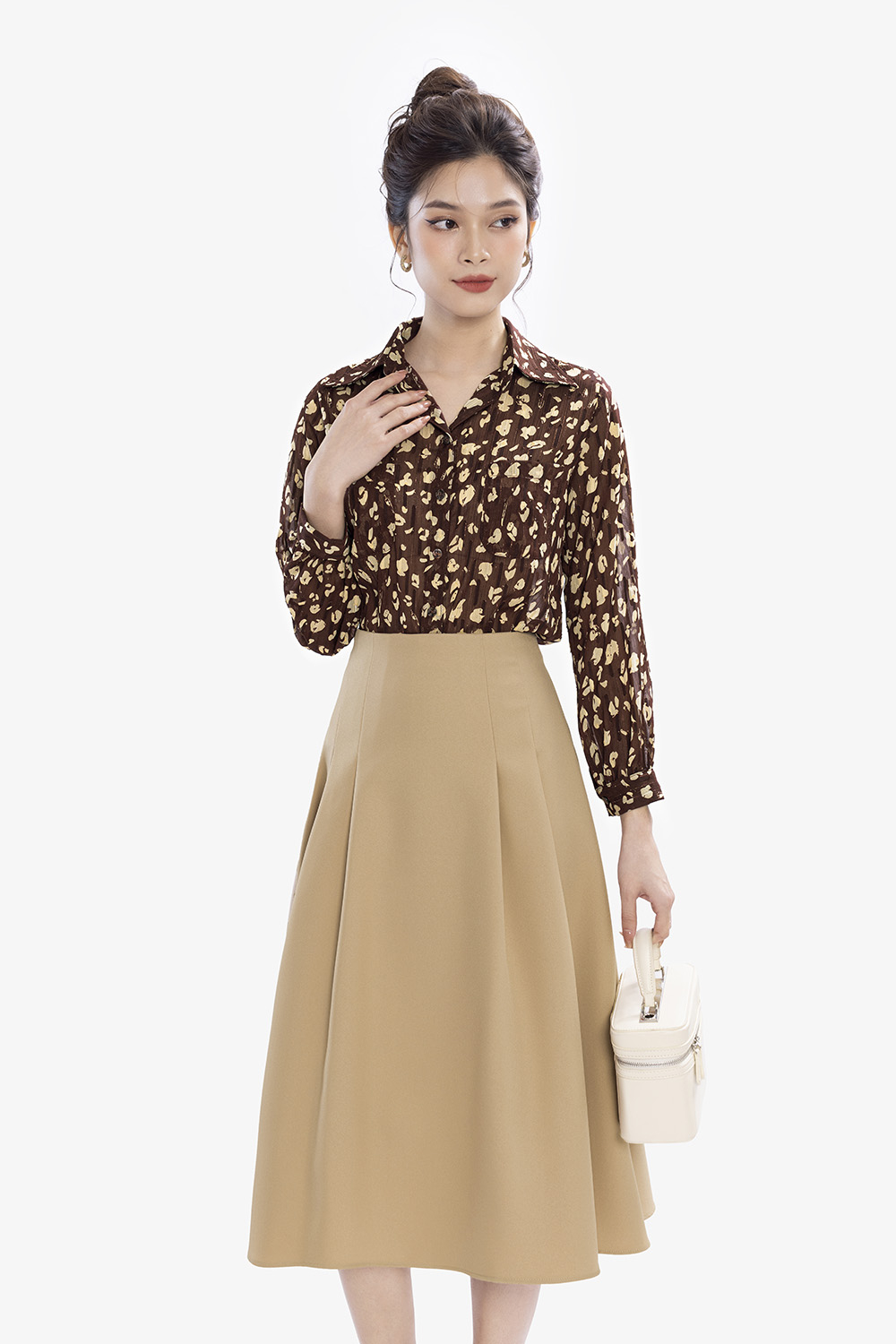 Chân váy công sở màu kem xếp ly