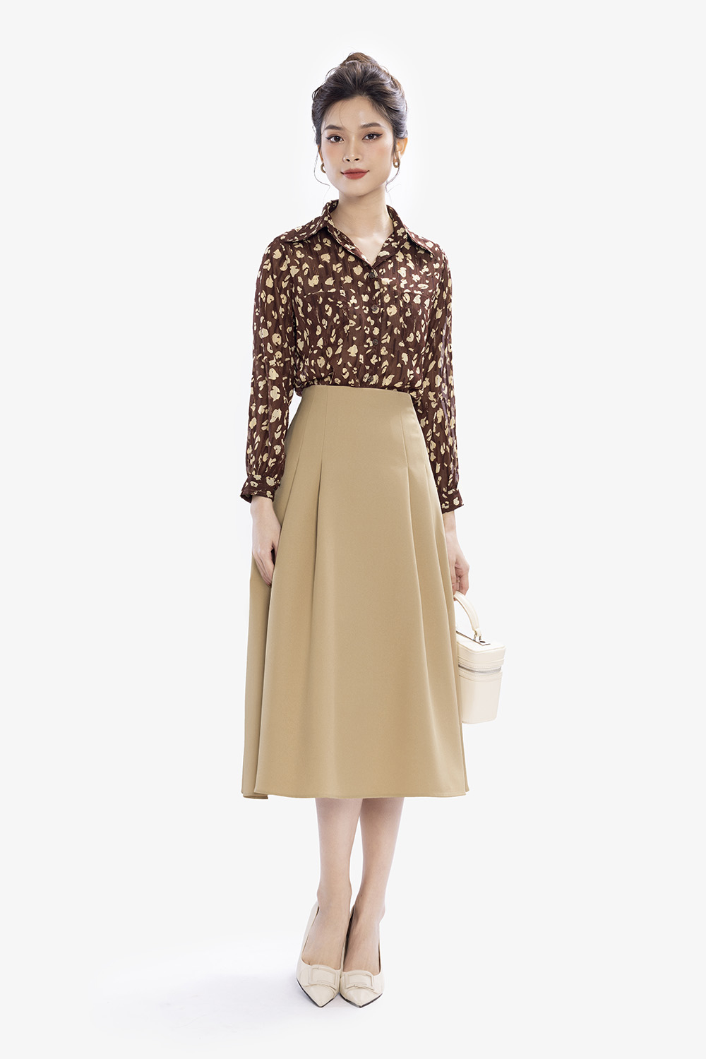 Chân váy công sở màu kem xếp ly