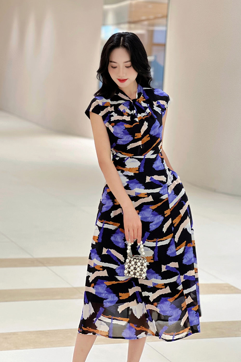 Đầm xòe công sở nền đen họa tiết nhiều màu cổ xoắn