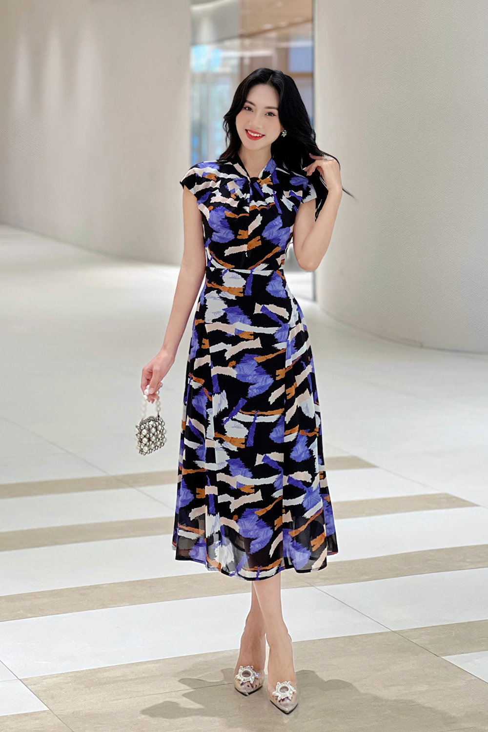 Đầm xòe công sở nền đen họa tiết nhiều màu cổ xoắn