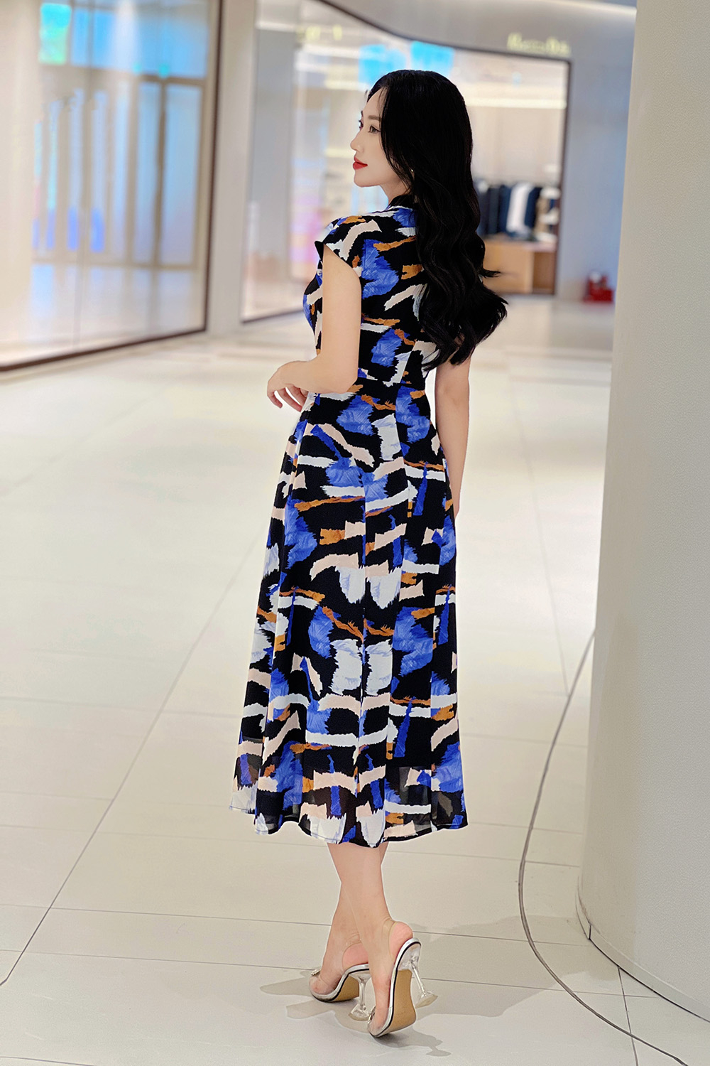 Đầm xòe công sở nền đen họa tiết nhiều màu cổ xoắn