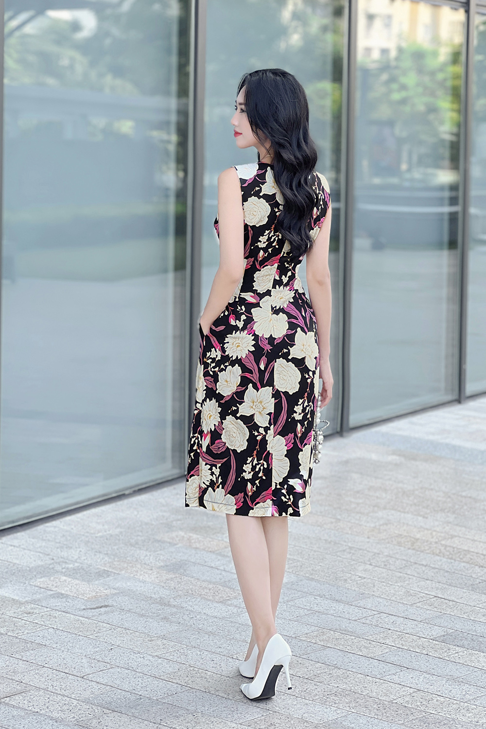 Đầm công sở đen họa tiết hoa tùng đắp chéo