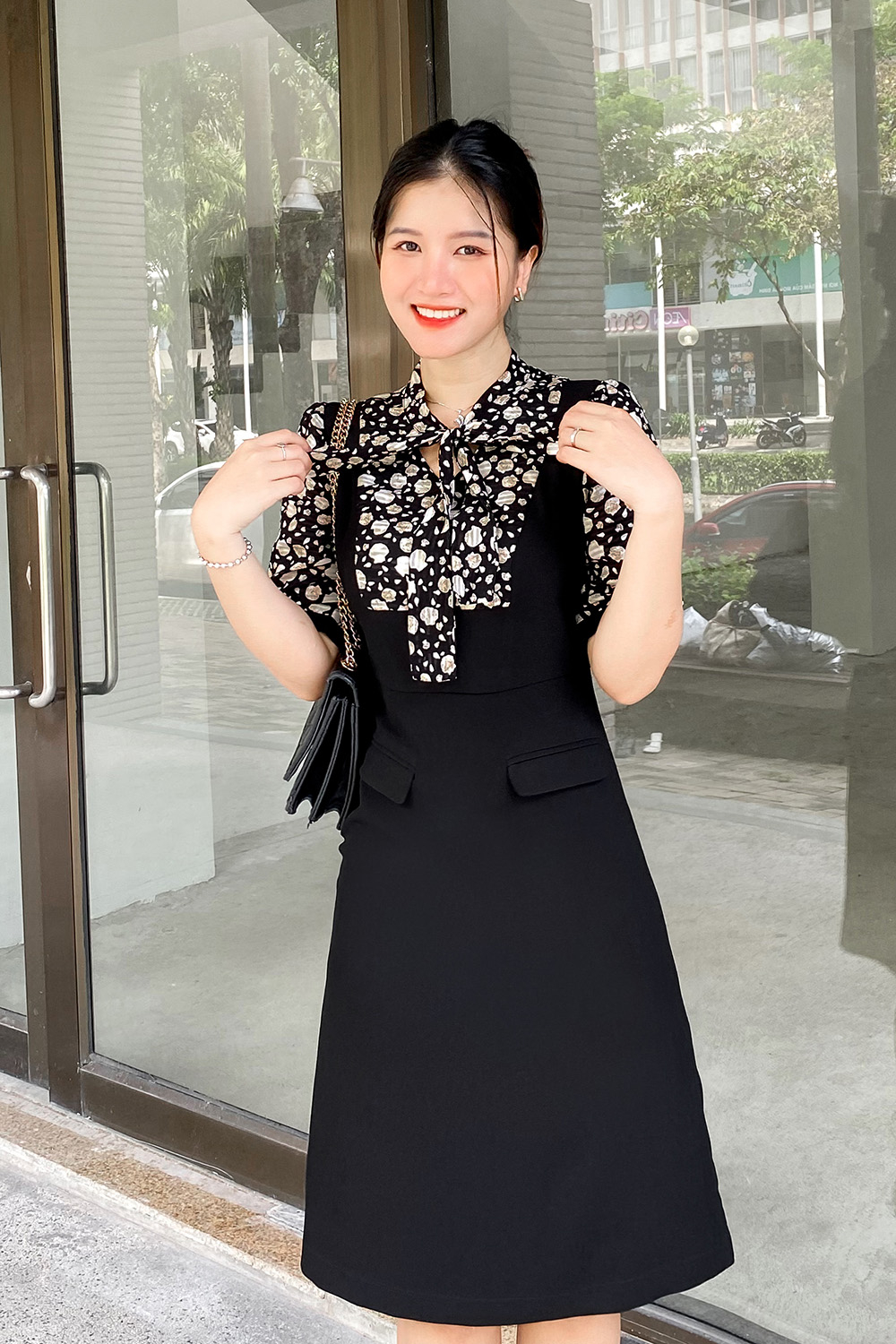 Đầm đen công sở dáng chữ a phối họa tiết