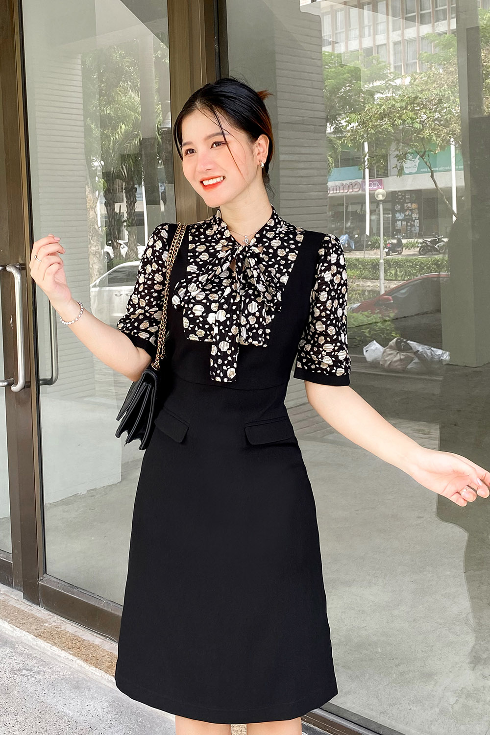 Đầm đen công sở dáng chữ a phối họa tiết