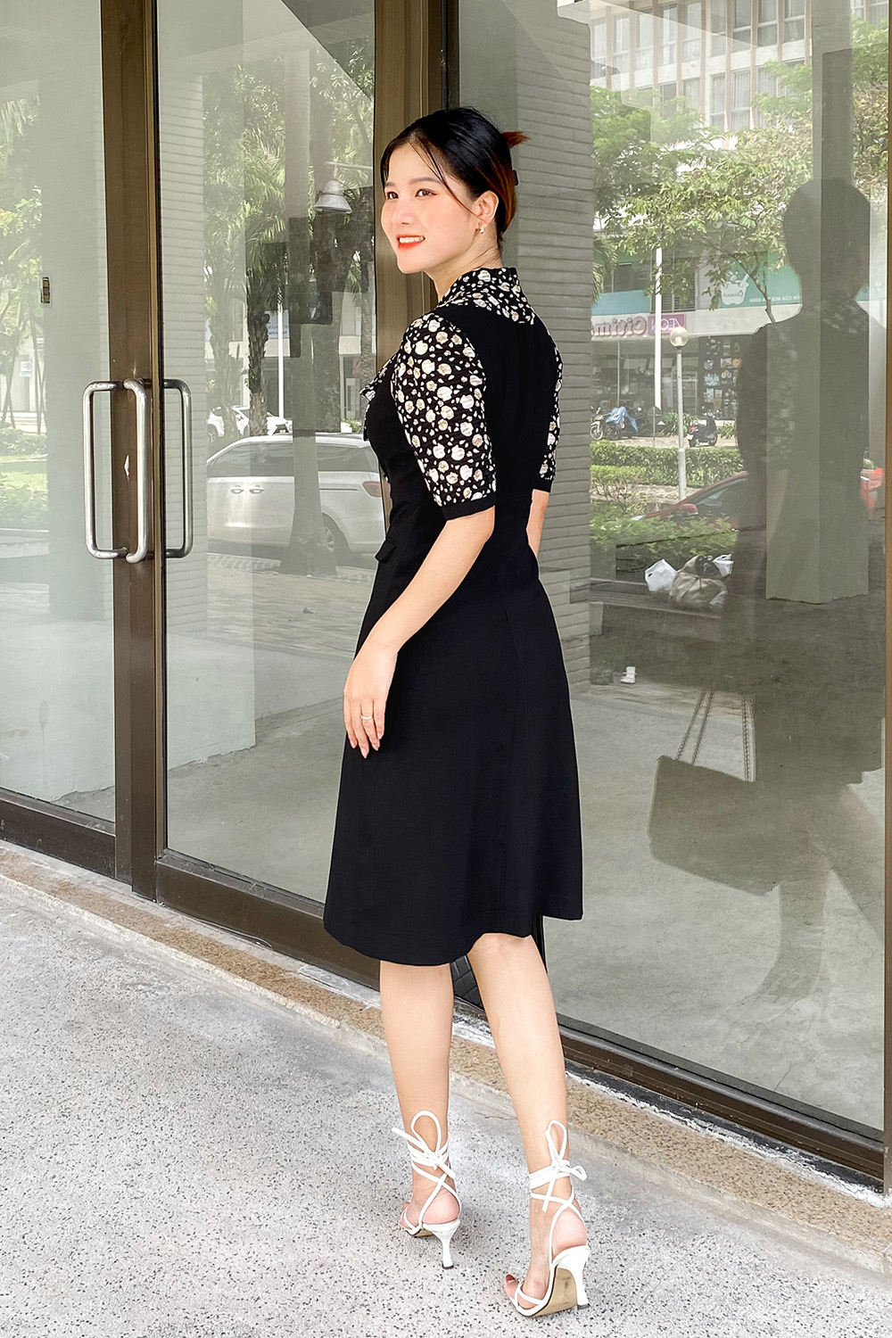 Đầm đen công sở dáng chữ a phối họa tiết