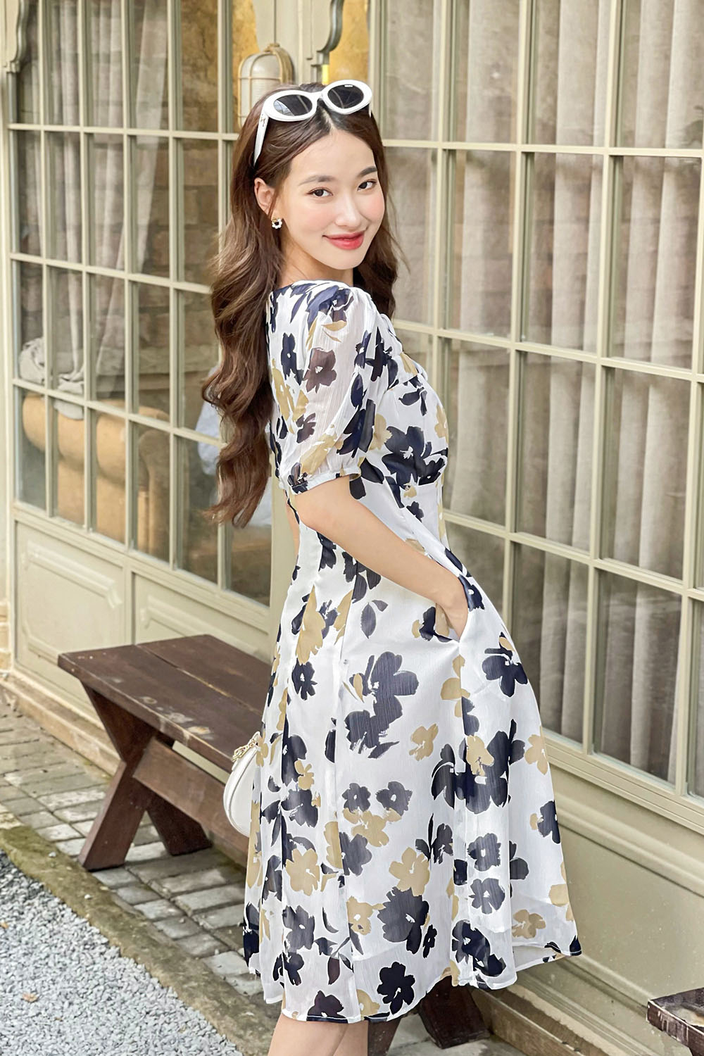 Đầm trắng họa tiết dáng xòe a cổ thắt nơ