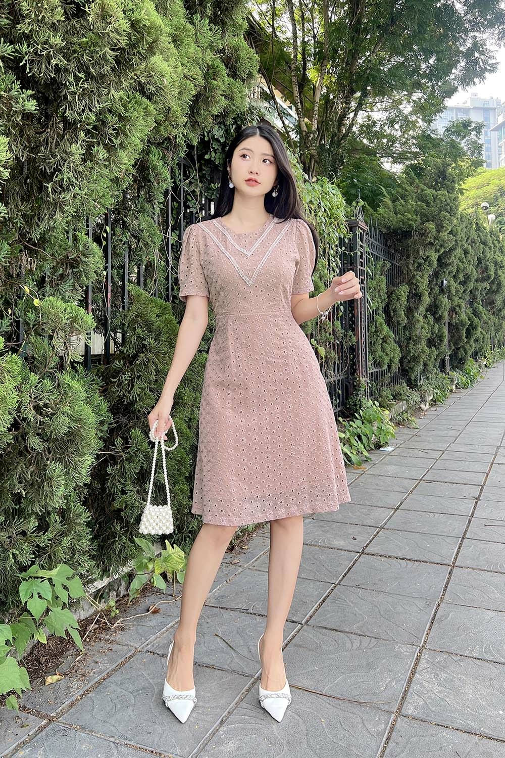 Đầm chữ a màu hồng ruốc phối đăng ten