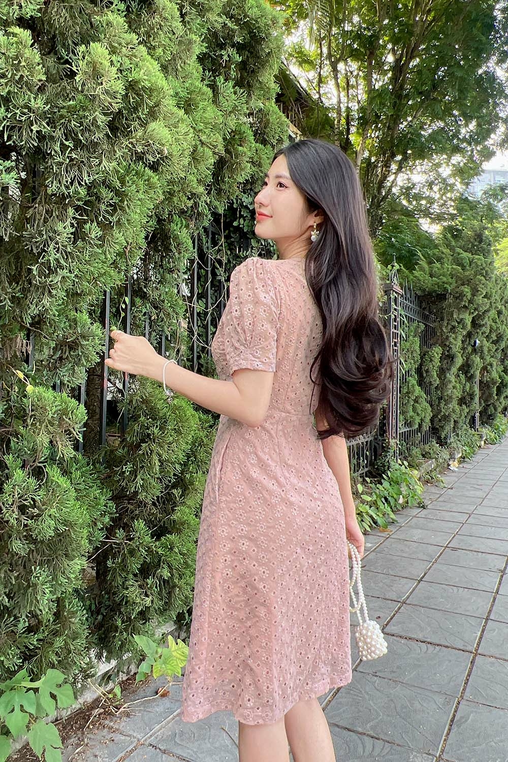 Đầm chữ a màu hồng ruốc phối đăng ten