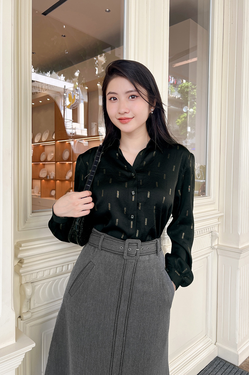 Áo sơ mi nữ màu đen họa tiết tay dài