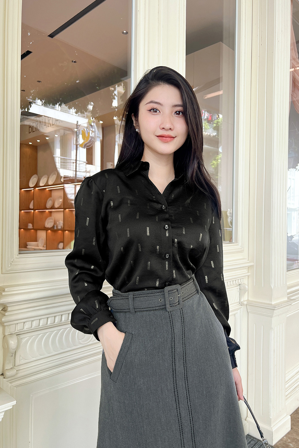 Áo sơ mi nữ màu đen họa tiết tay dài